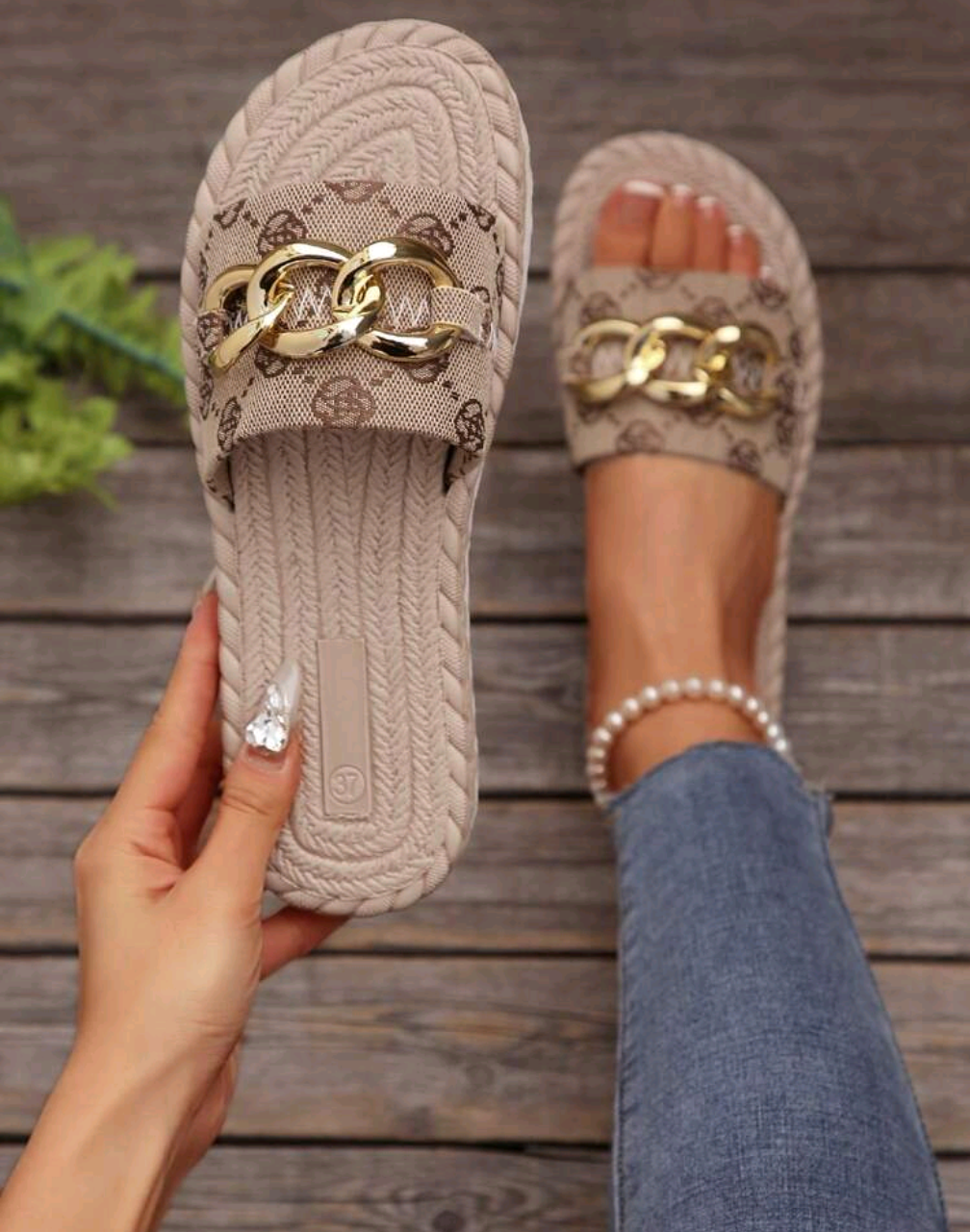 Sandal med kedjedetalj och flätad sula