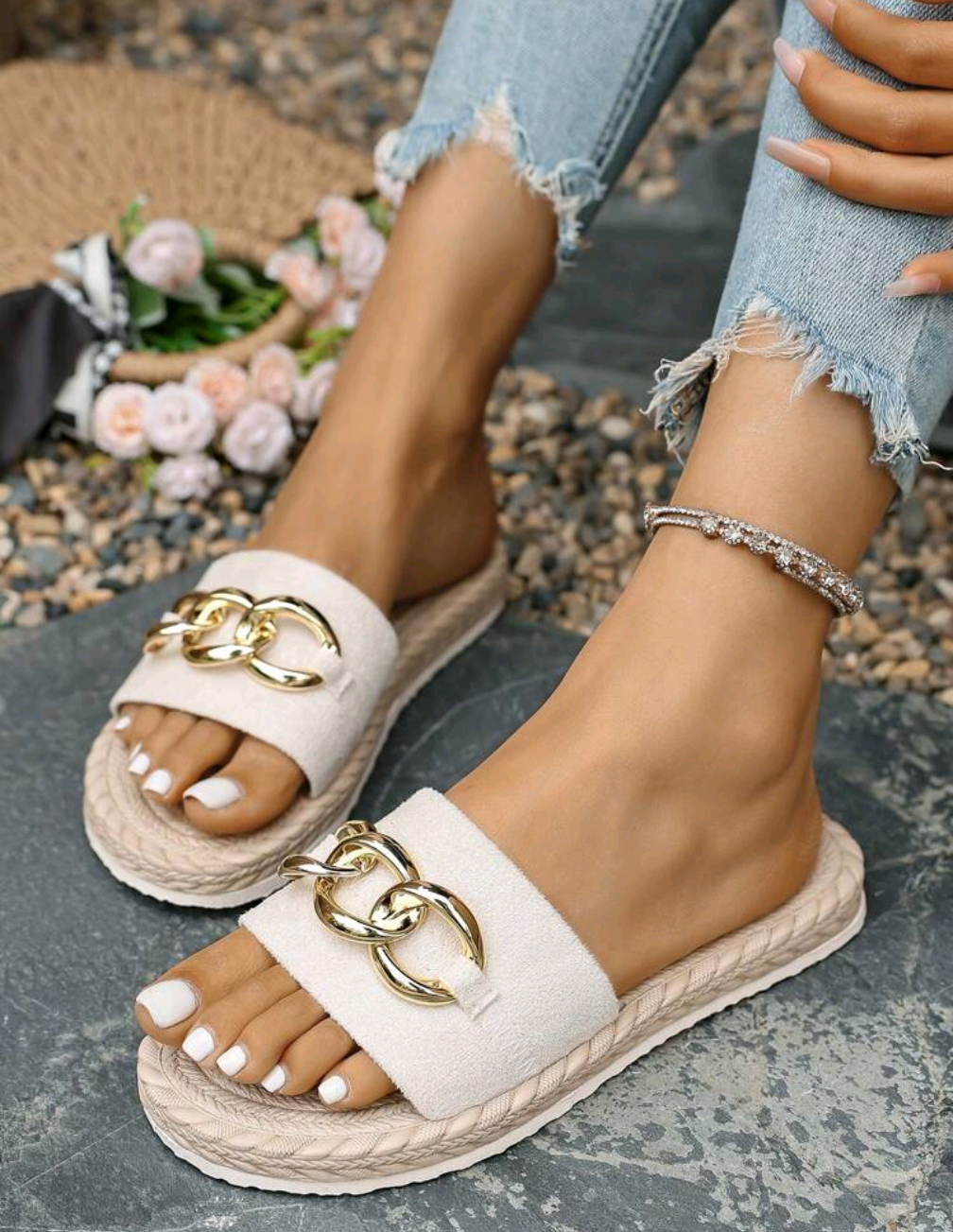 Sandal med kedjedetalj och flätad sula