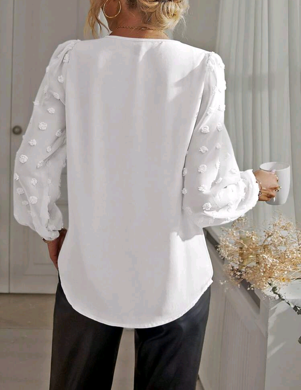Elegant blus med transparenta ärmar och blommiga detaljer