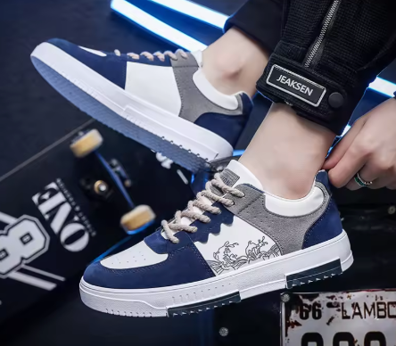 Blåvita Sneakers – Unik Design med Konstnärliga Detaljer