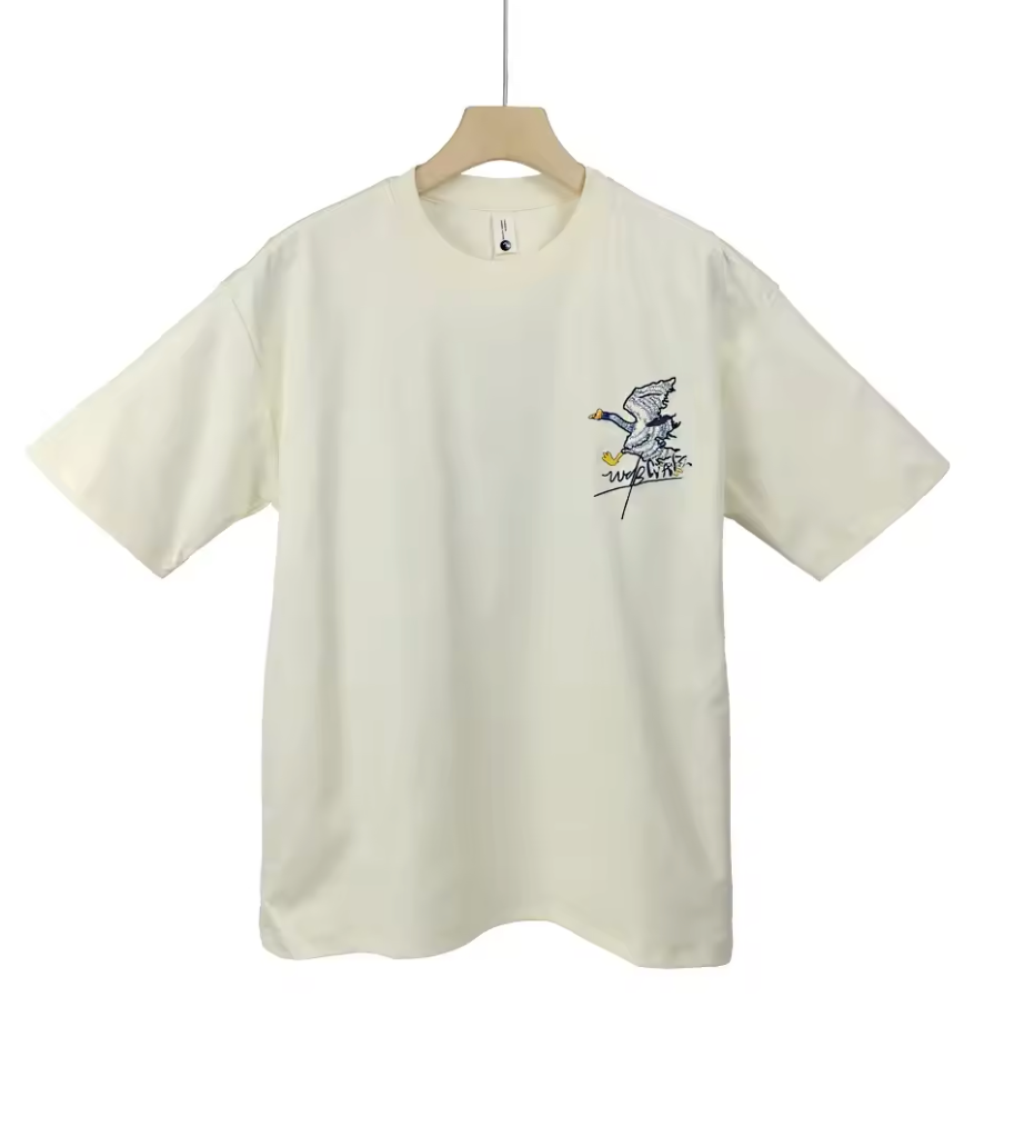 Streetbird T-shirt – Grafisk Stil med Fjädrad Attityd