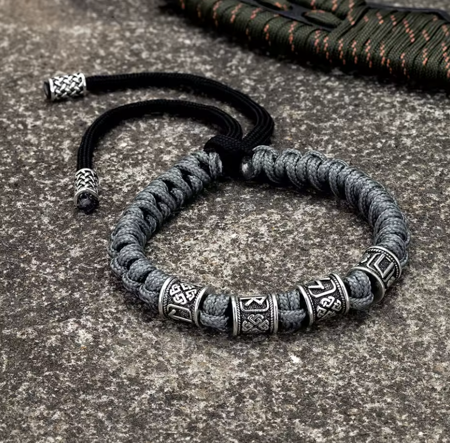 Nordic Warrior Paracord Armband – Bär Kraften från Forntiden