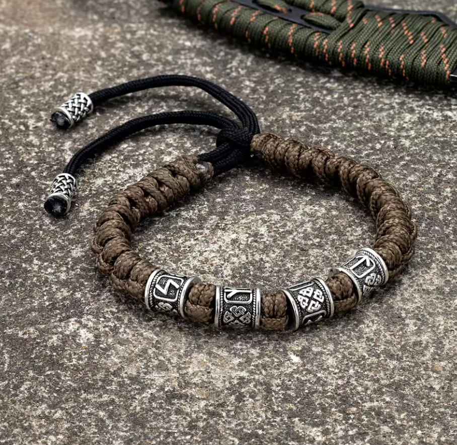 Nordic Warrior Paracord Armband – Bär Kraften från Forntiden