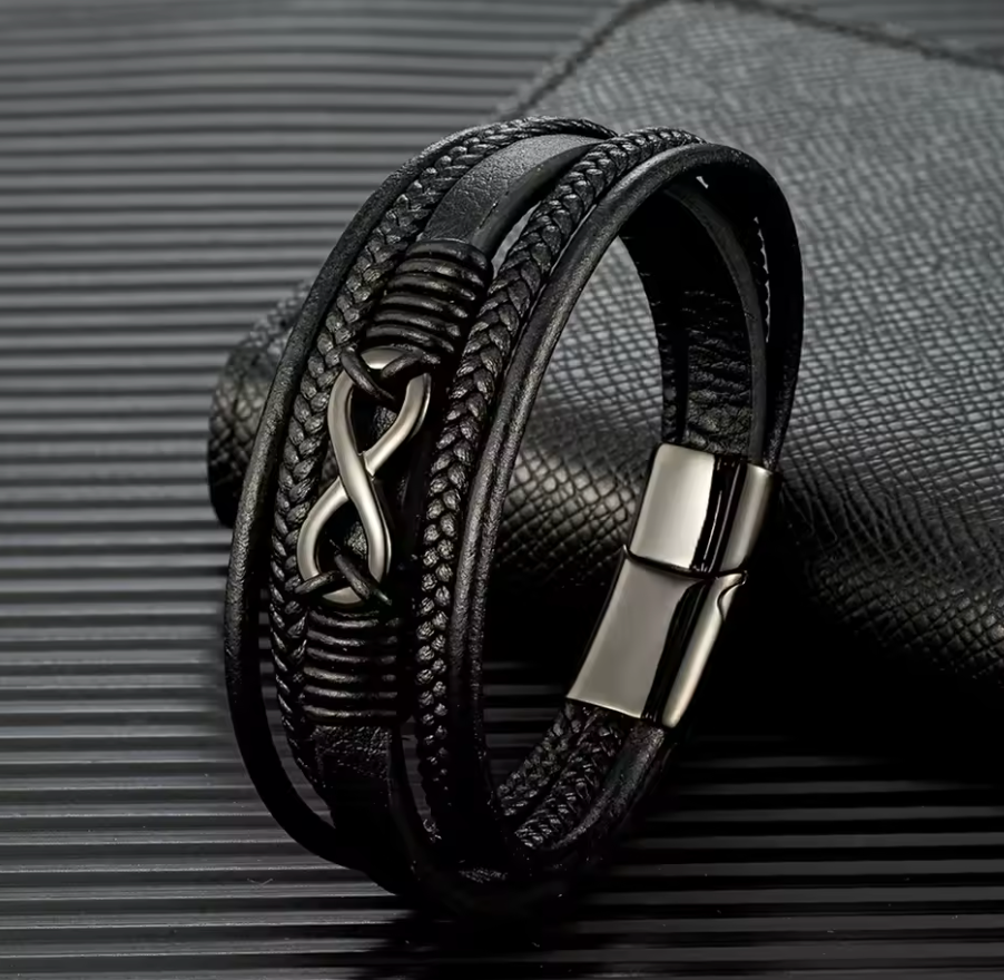 Herrarmband i Läder – Elegant Råstil med Symbolisk Detalj
