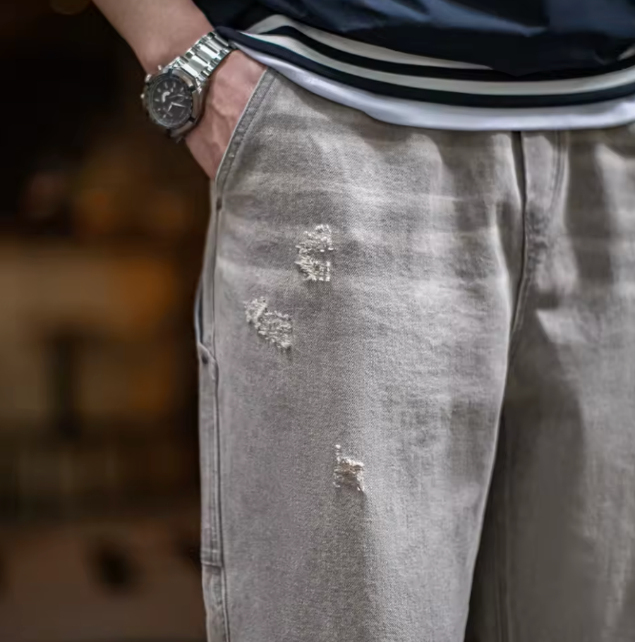 Urban Edge™ Wide Fit Jeans – Ljusgrå Denim med Slitningar