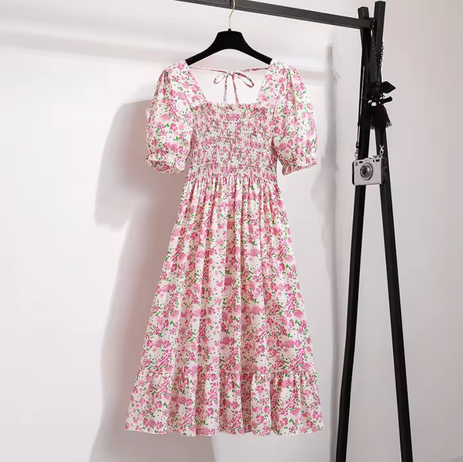 Romantisk Sommarklänning med Puffärm & Rosett – Blommigt Drömmig!