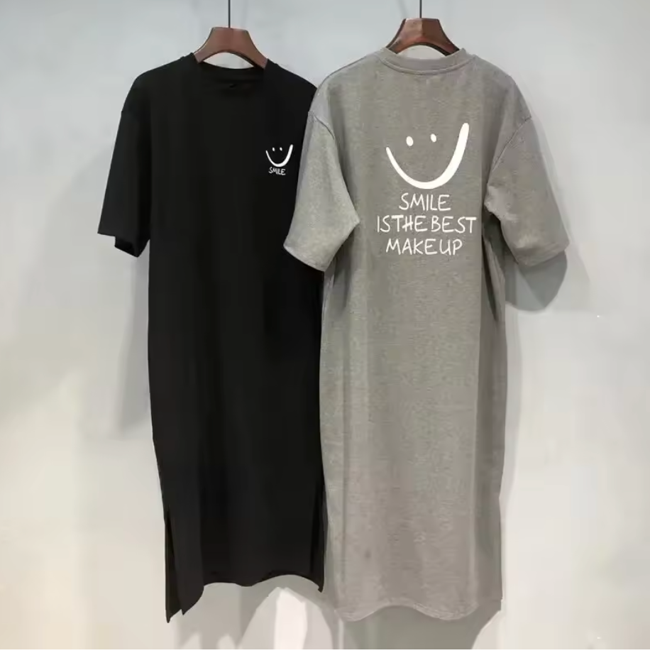 T-shirtklänning med Smiley-tryck – “Smile is the best makeup”