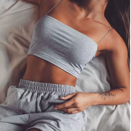 Minimalistisk ribbad croppad topp med smala axelband – röd, beige & grå
