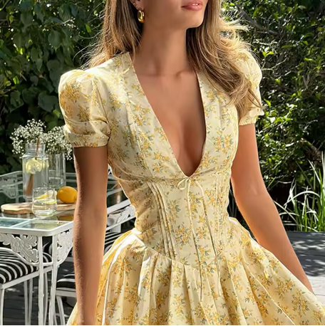 Romantisk kort sommarklänning med puffärm & blommönster – gul