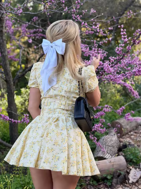 Romantisk puffärmsklänning i kort modell – gul med småblommigt print