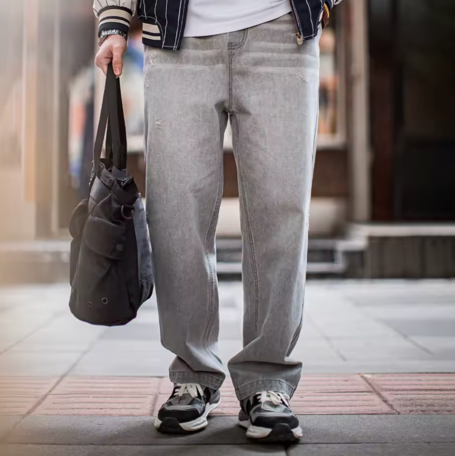 Urban Edge™ Wide Fit Jeans – Ljusgrå Denim med Slitningar