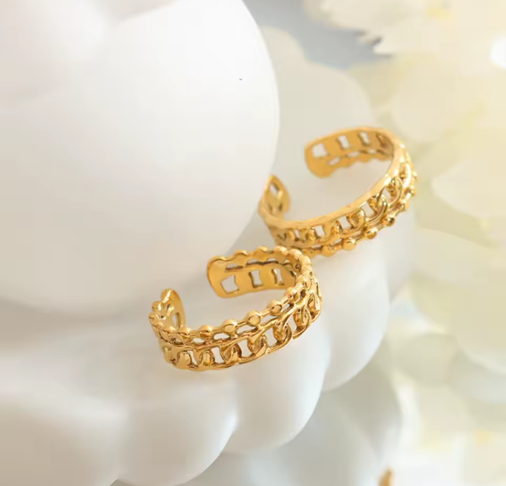 Chunky ring i guldfinish med kedjemönster – justerbar storlek