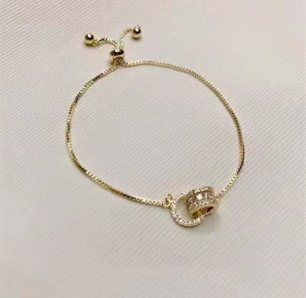 Elegant Sammanlänkning – Armband med tvinnad ring i guldton