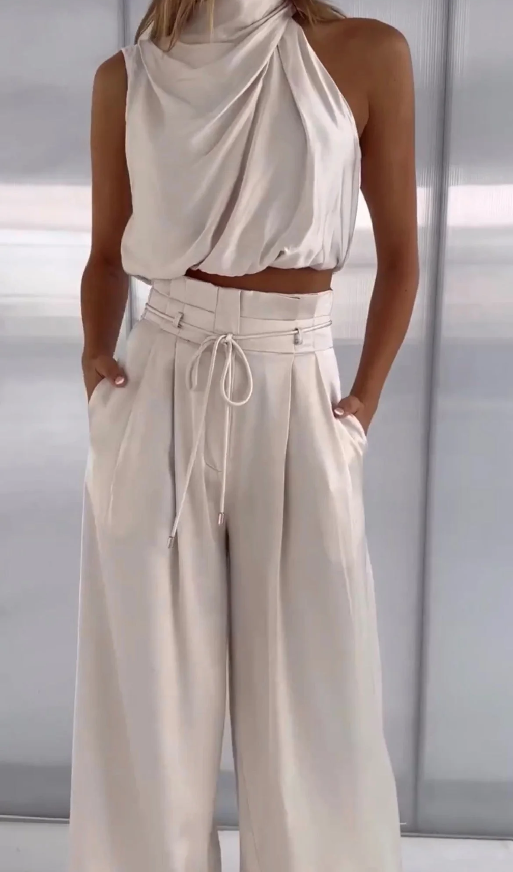 ELEGANT SET MED HALS-RYNKAD CROP TOP & VID BYXA