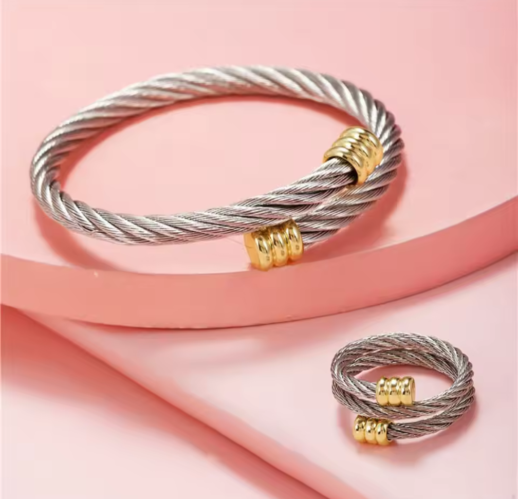 Elegant smyckeset i tvinnad metall med gulddetaljer – armband & ring