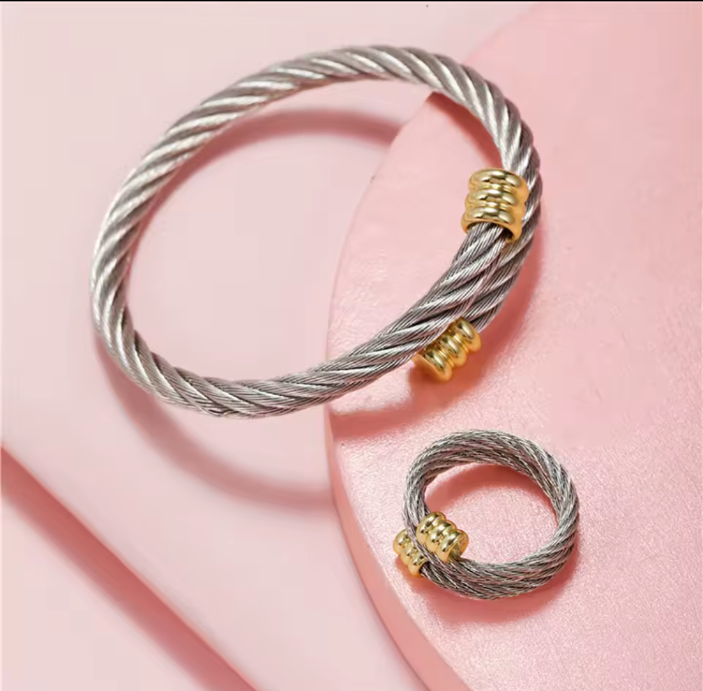Elegant smyckeset i tvinnad metall med gulddetaljer – armband & ring