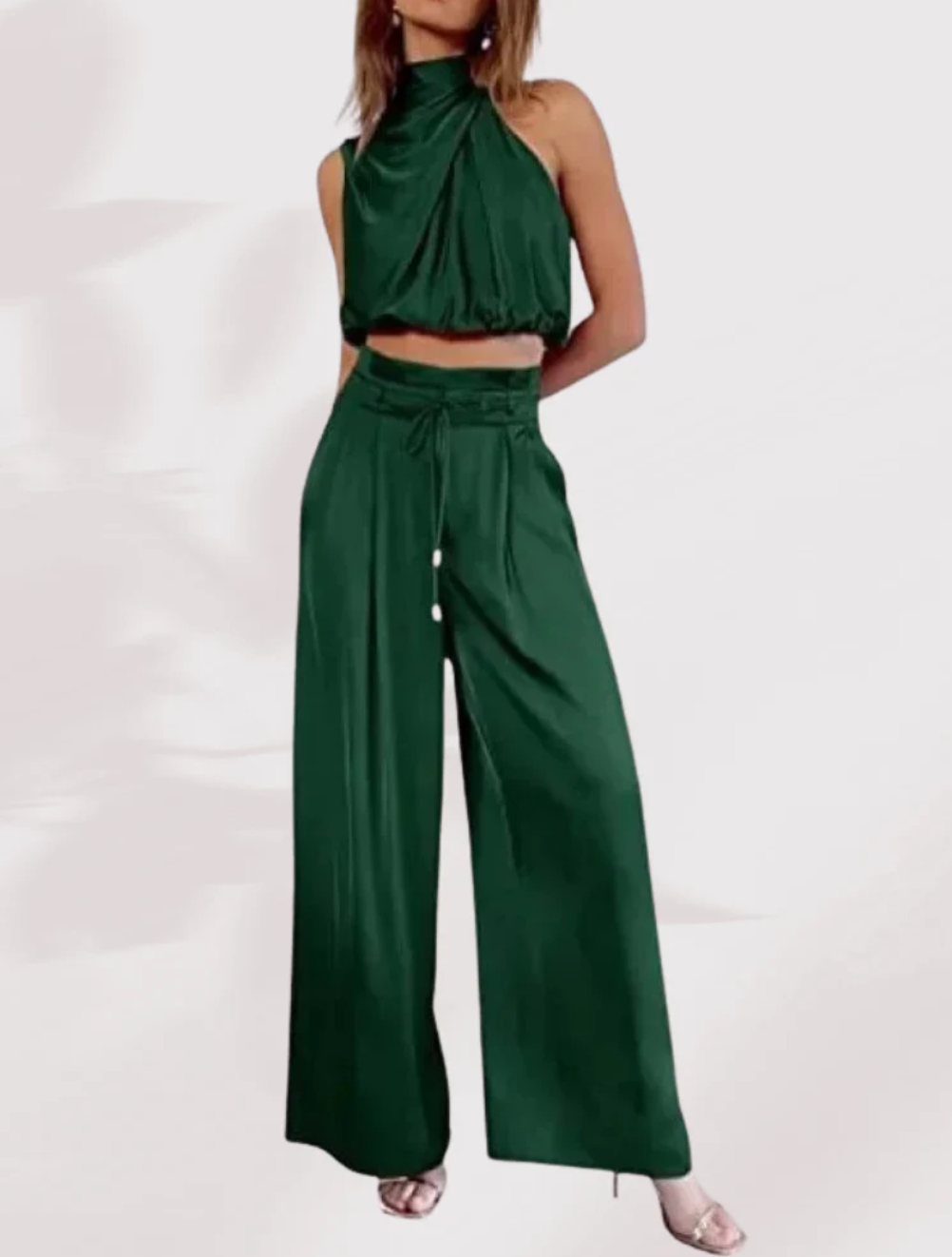 ELEGANT SET MED HALS-RYNKAD CROP TOP & VID BYXA