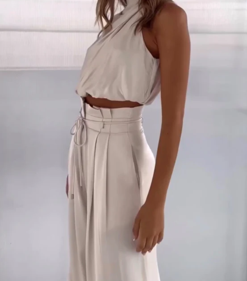 ELEGANT SET MED HALS-RYNKAD CROP TOP & VID BYXA