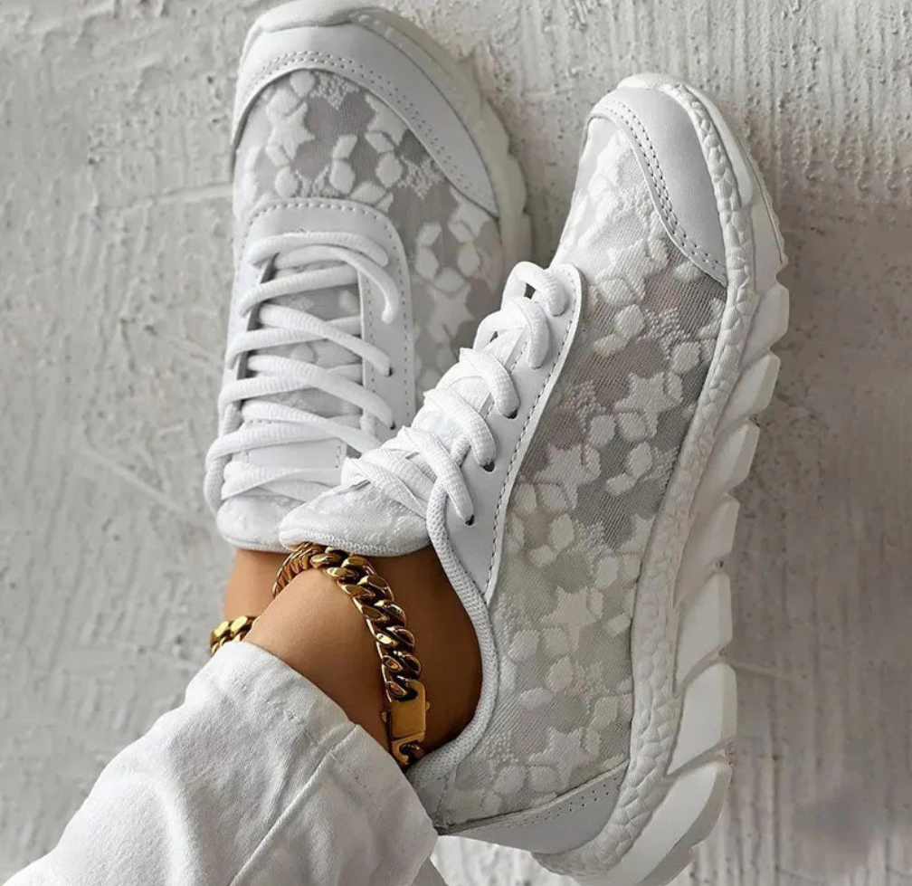Vita sneakers med blomstrande meshpanel