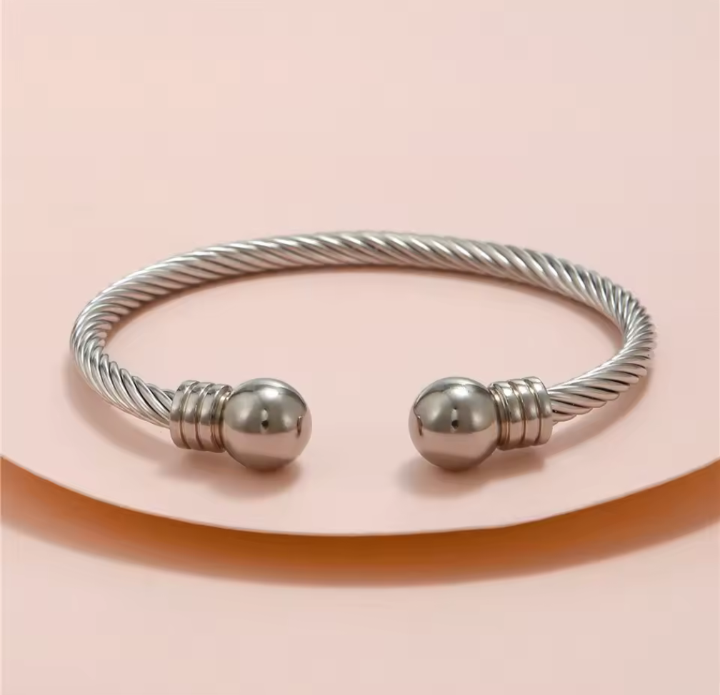 Kabeltvinnat Öppet Armband med Metallkulor – Flera Färger