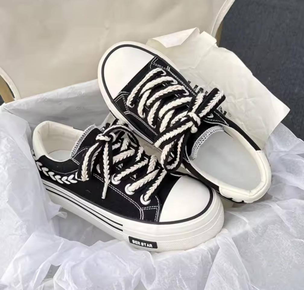 Trendiga platå-sneakers i canvas med flätade detaljer – "BER STAR"