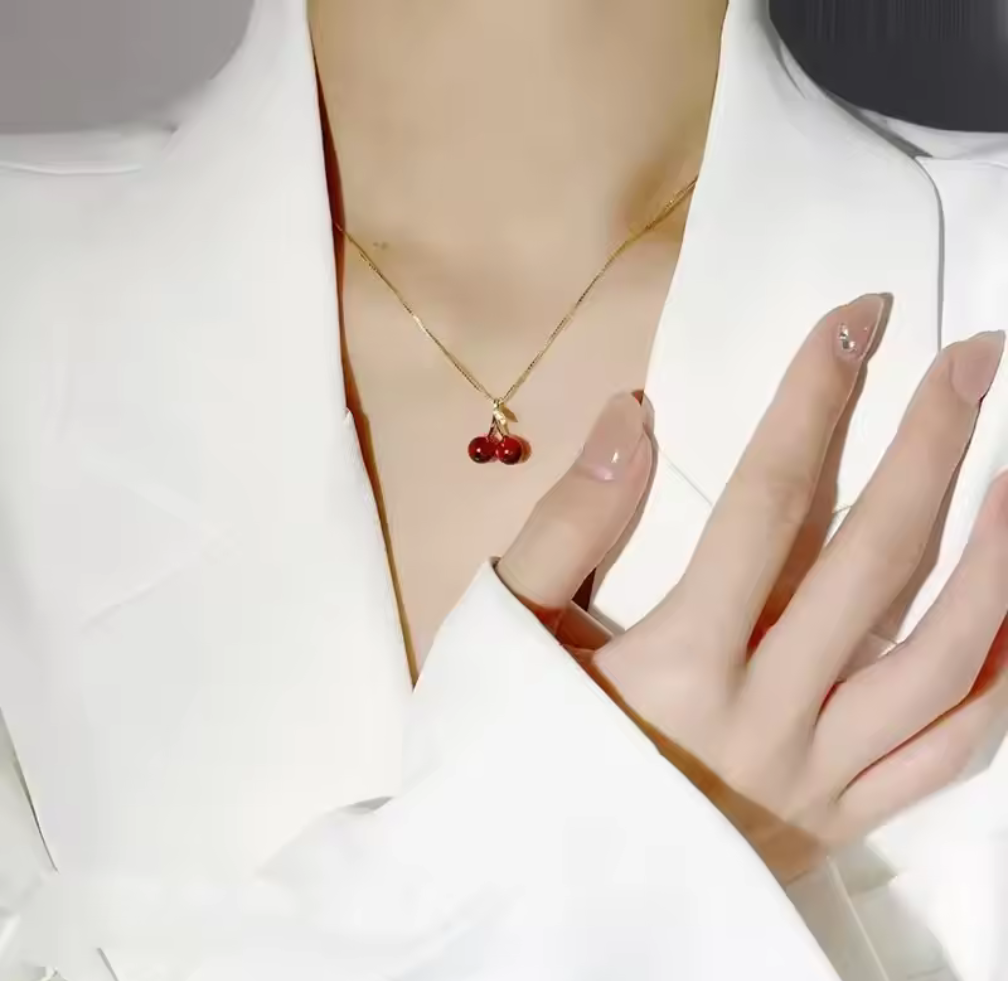 Cherry Pop – Halsband med körsbärsberlock i guldton