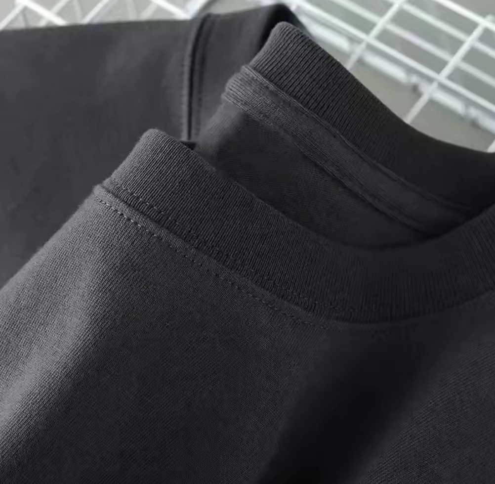 Streetstyle T-shirt med Grafiskt Nalletryck – Svart & Vit