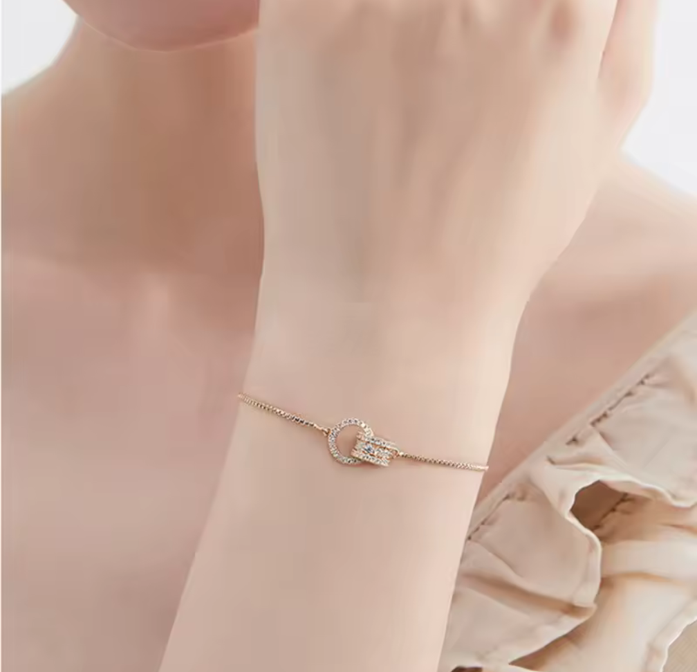Elegant Sammanlänkning – Armband med tvinnad ring i guldton