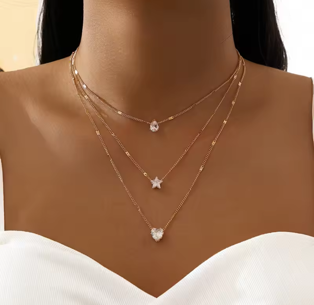 Shine in Layers – Tre lager halsband med kristallhängen