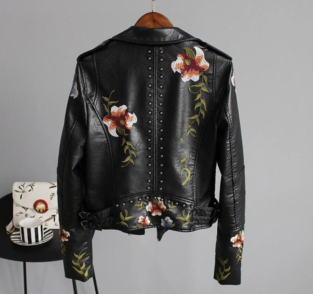 Broderad bikerjacka med nitar – svart eller vit