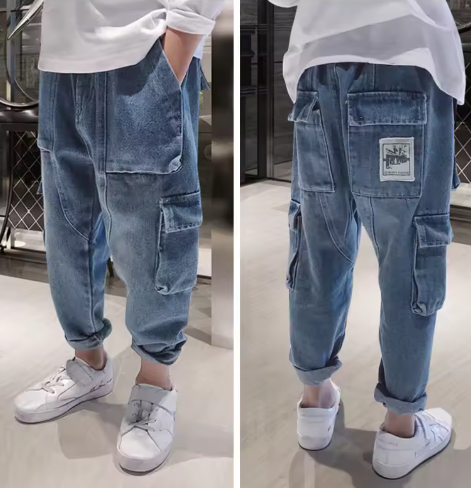 Baggy jeans med cargodetaljer – ljus denim