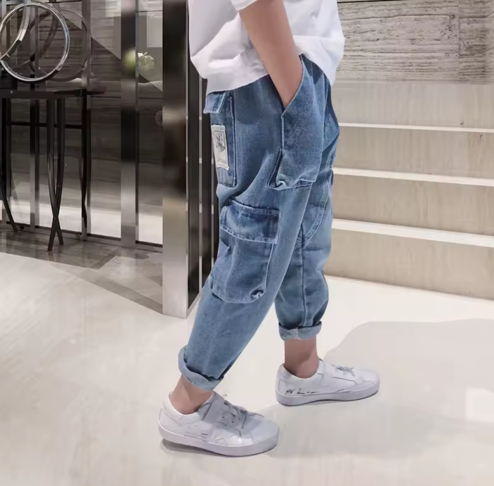 Baggy jeans med cargodetaljer – ljus denim