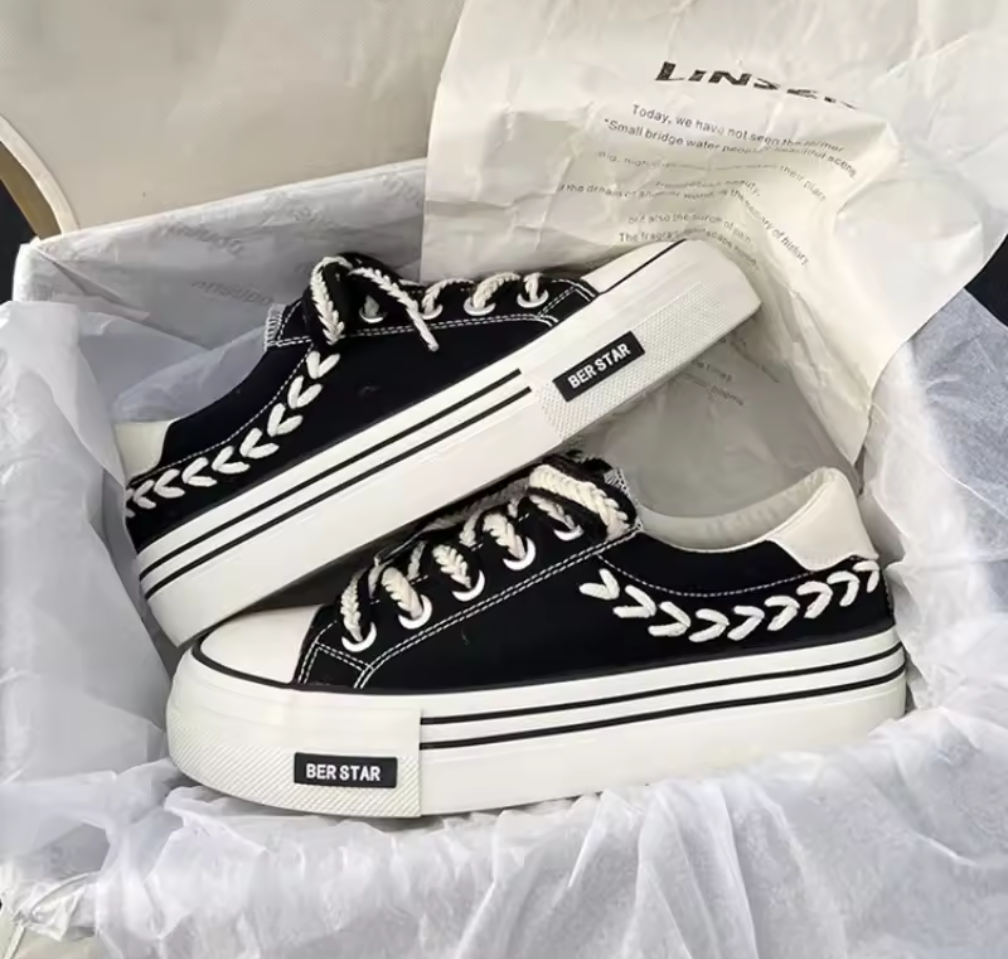 Trendiga platå-sneakers i canvas med flätade detaljer – "BER STAR"