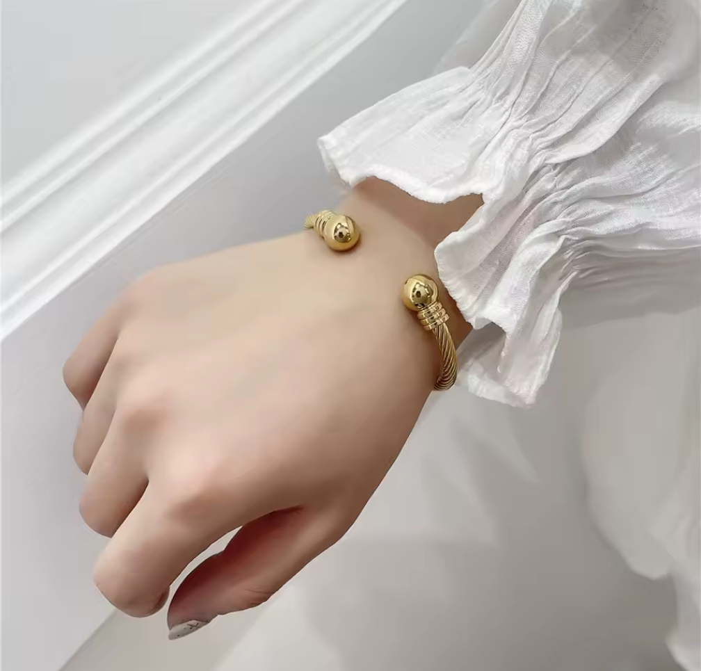 Kabeltvinnat Öppet Armband med Metallkulor – Flera Färger