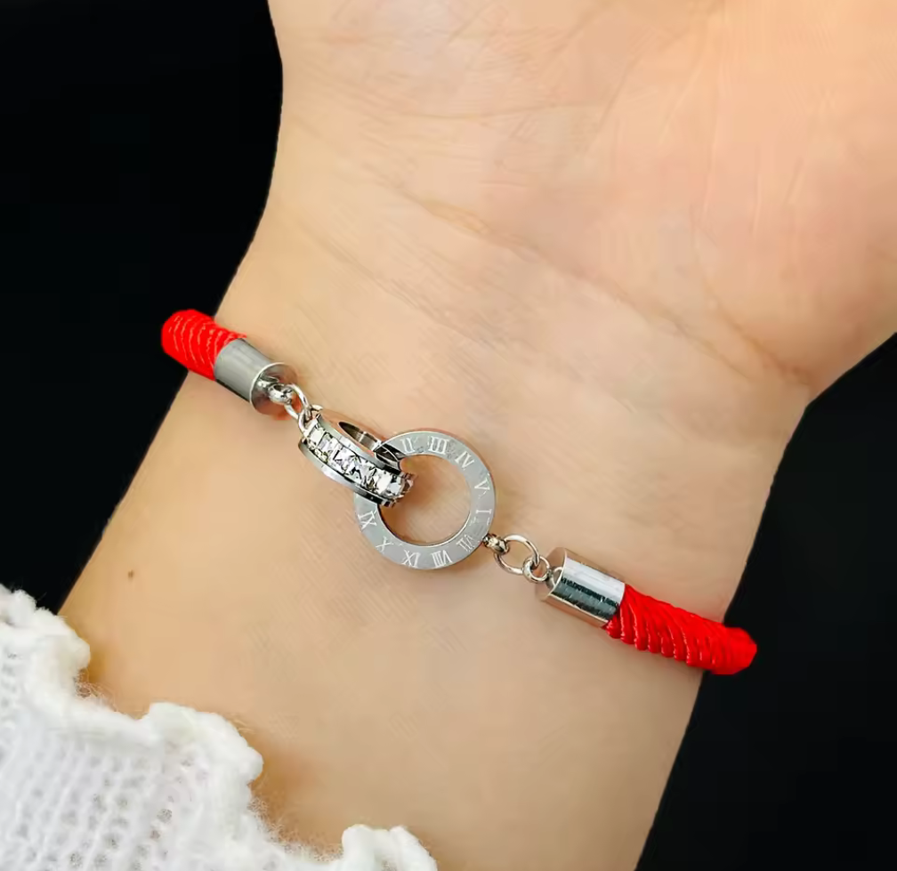 Lyxigt rött armband med romerska detaljer – En tidlös accessoar med kraftfull känsla