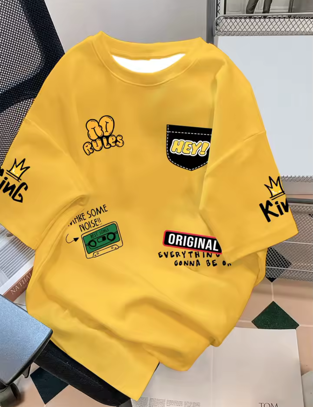 Färgglad statement-T-shirt med tryck – Gul, Röd, Vit & Svart