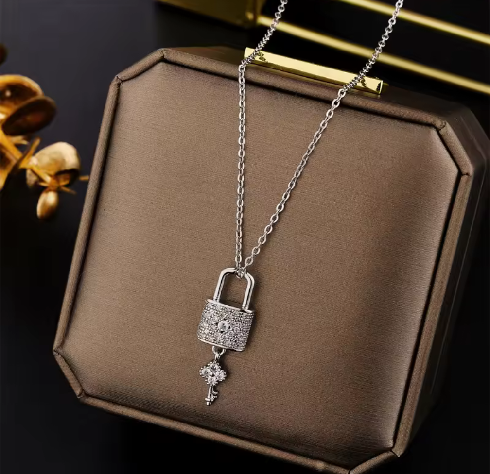 Halsband med Lås & Nyckel – Din Stil, Din Hemlighet