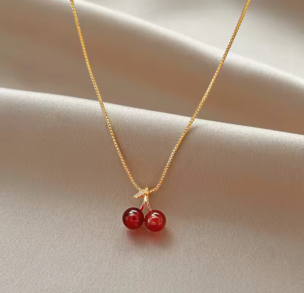 Cherry Pop – Halsband med körsbärsberlock i guldton