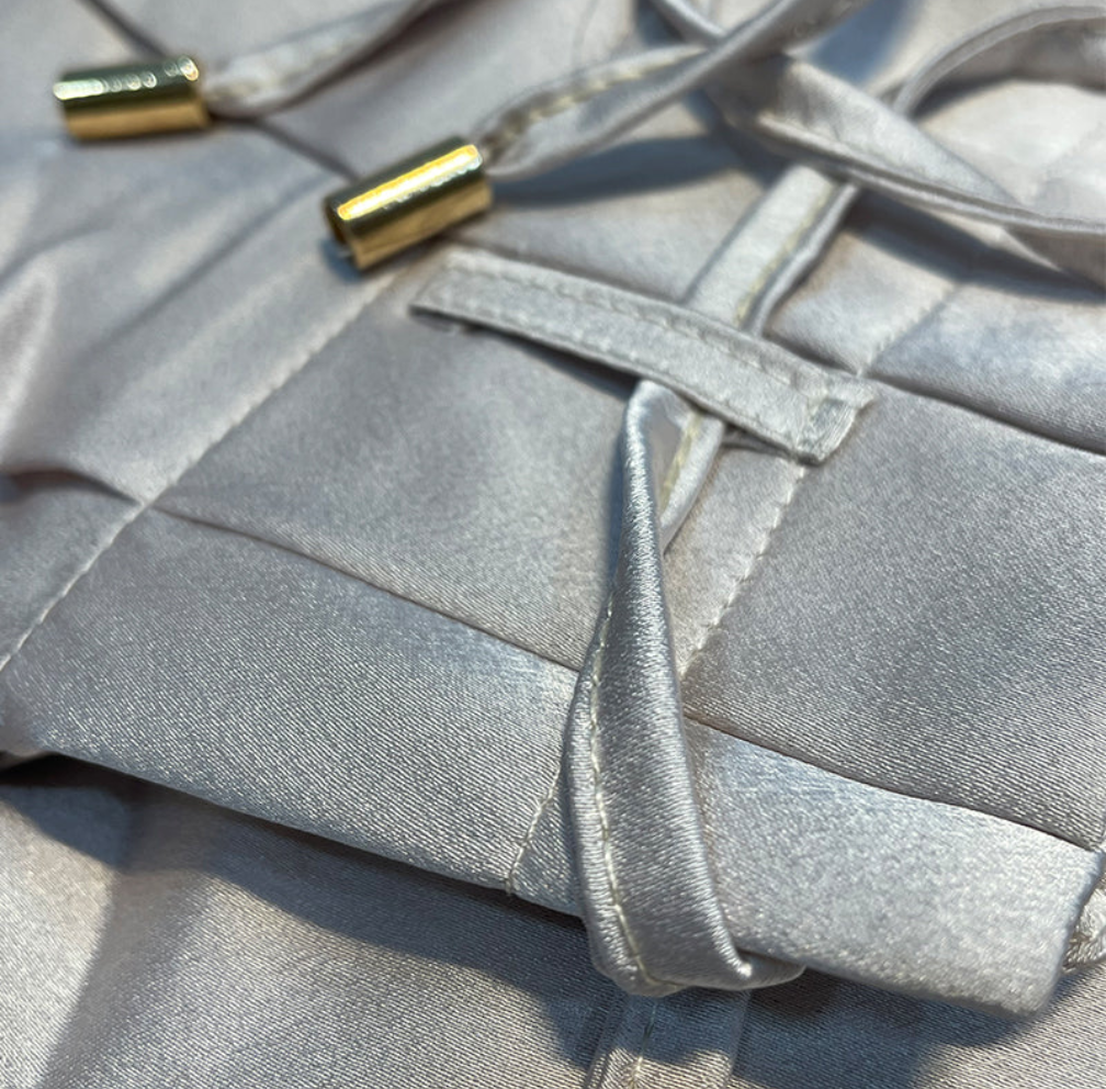 ELEGANT SET MED HALS-RYNKAD CROP TOP & VID BYXA