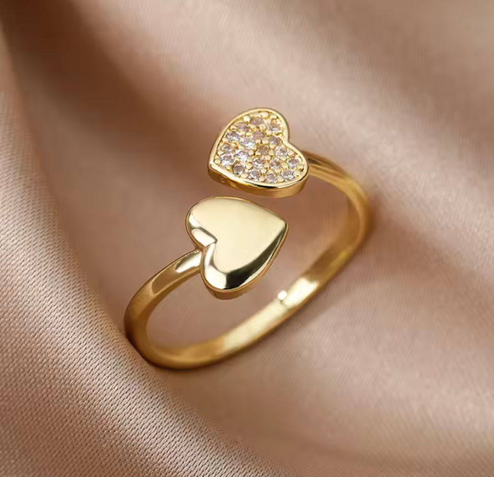 Double Love – Justerbar ring med två hjärtan i guldton