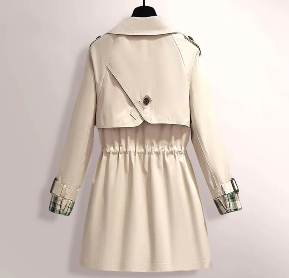 Elegant trenchcoat med markerad midja och rutiga detaljer
