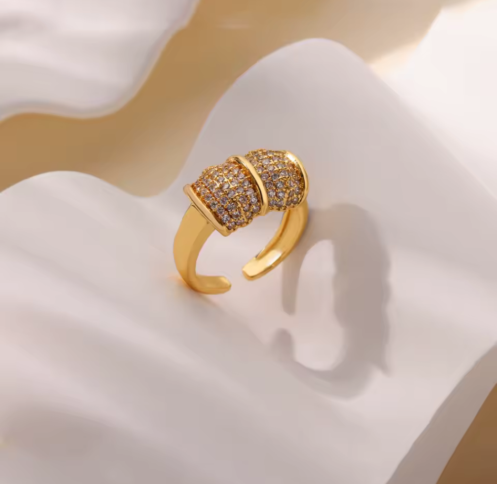 Bold Glam – Justerbar guldtonad ring med gnistrande stenar