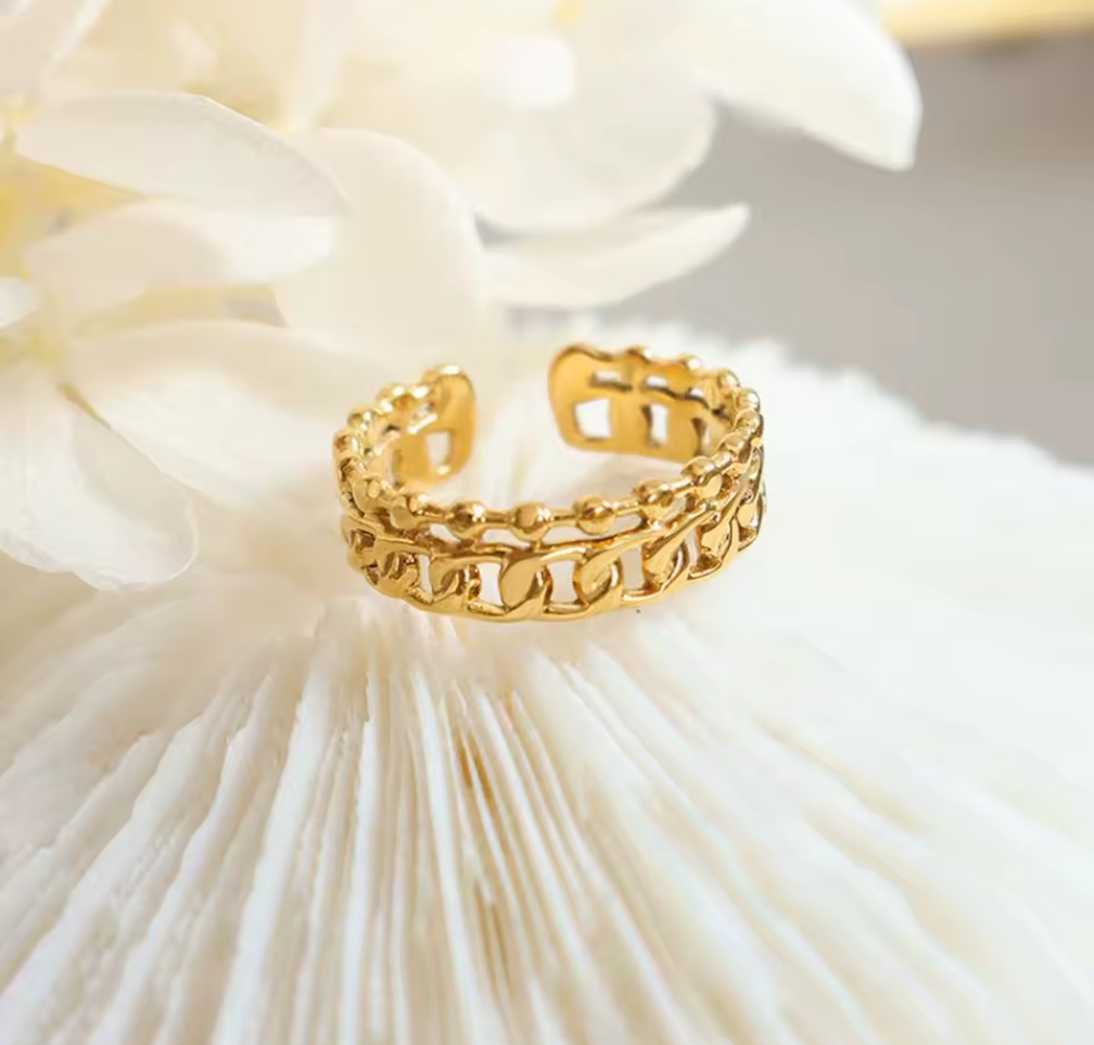Chunky ring i guldfinish med kedjemönster – justerbar storlek