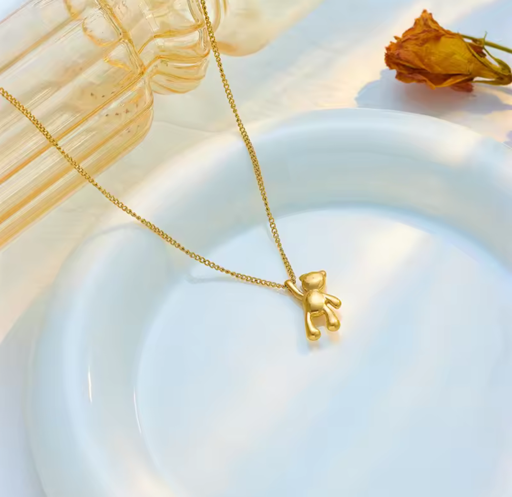 Cute Charm – Halsband med guldtonad björn
