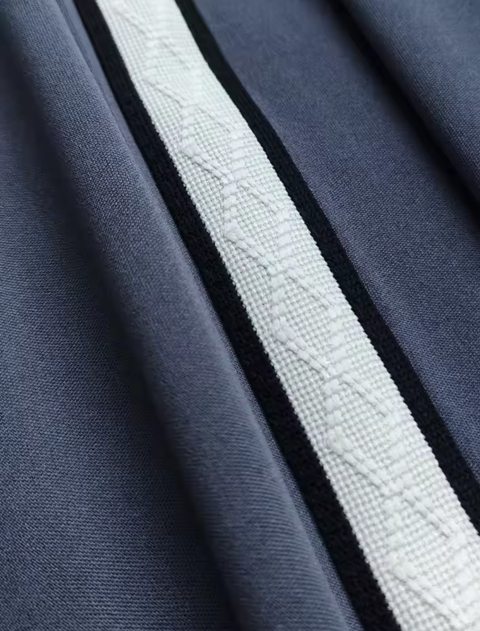 RJ™ Premium Tracksuit – Mörkgrå med Vit Detalj