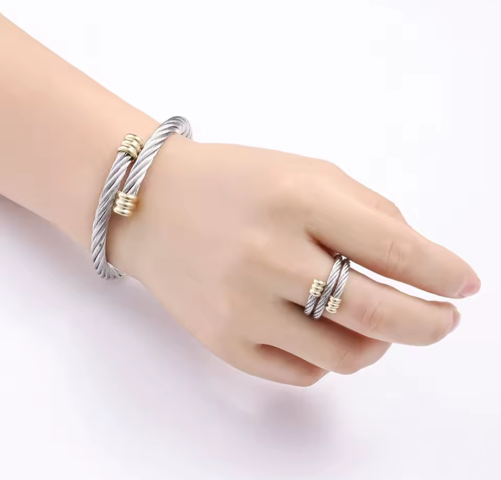 Elegant smyckeset i tvinnad metall med gulddetaljer – armband & ring