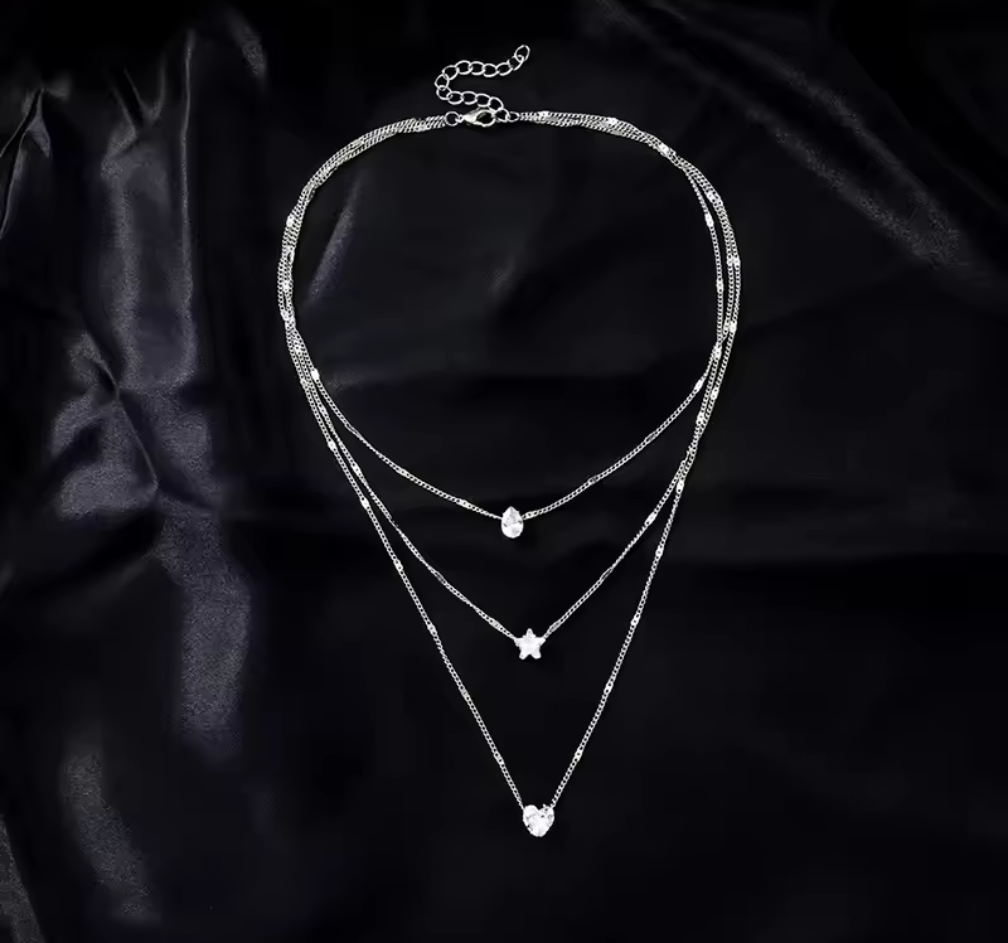 Shine in Layers – Tre lager halsband med kristallhängen