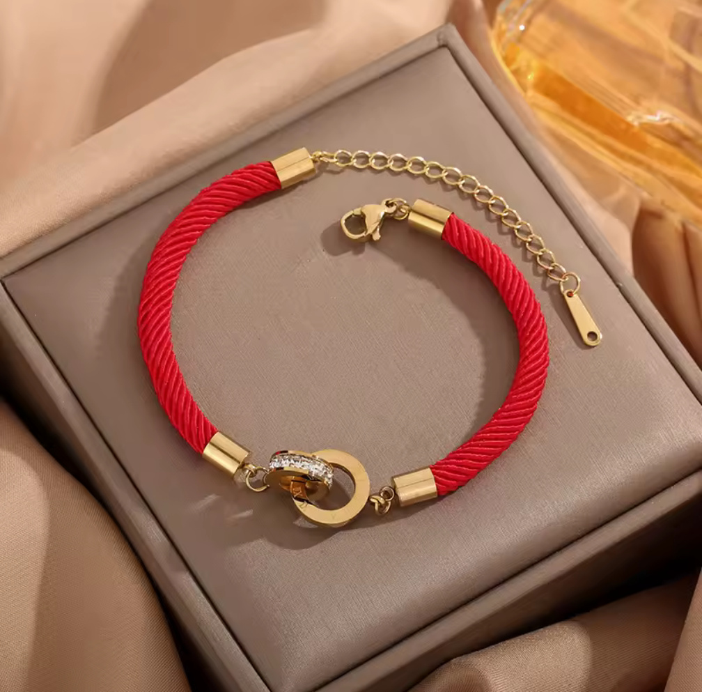 Lyxigt rött armband med romerska detaljer – En tidlös accessoar med kraftfull känsla