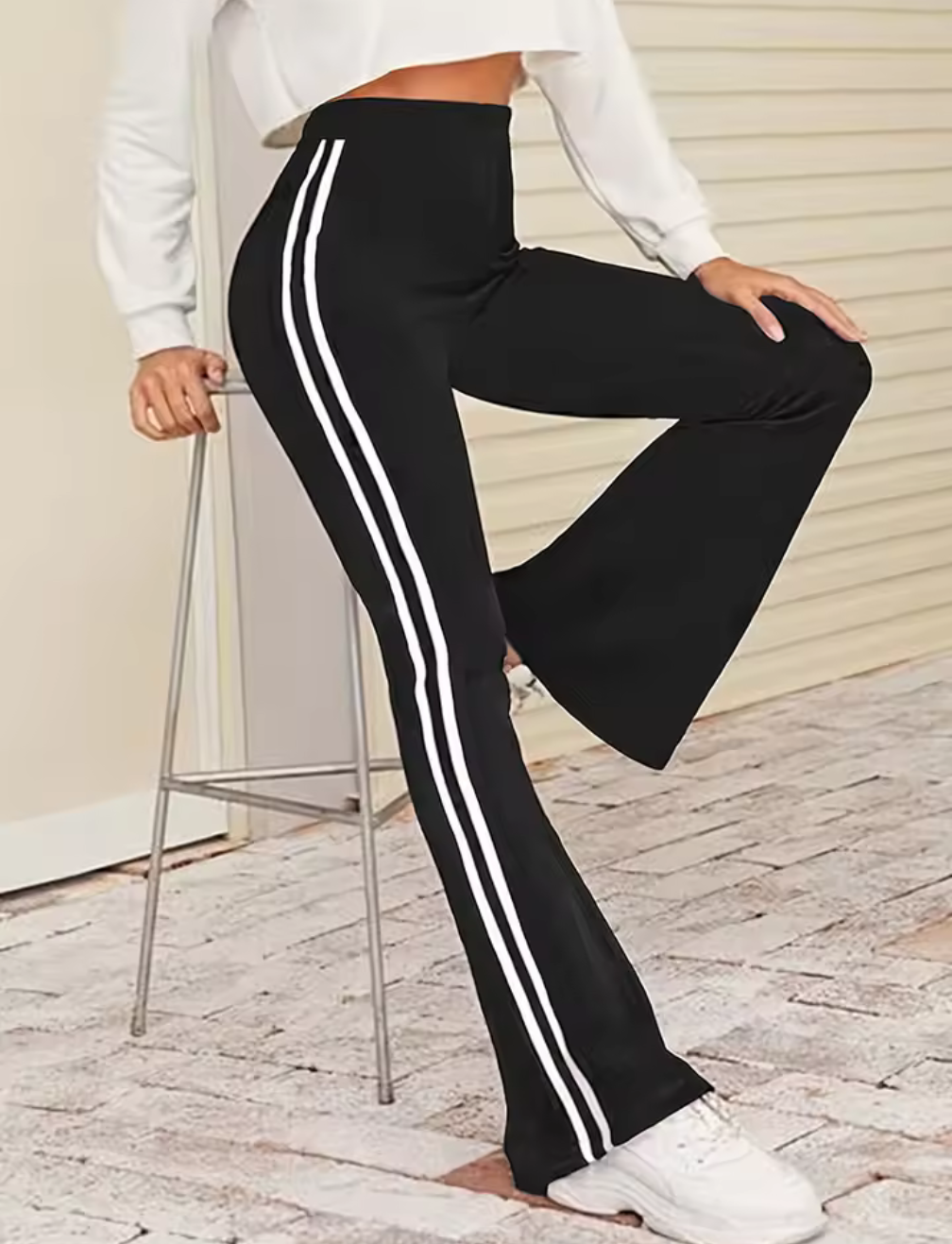 Sporty Chic Flared Pants – Lyft din vardagsstil med retro-touch