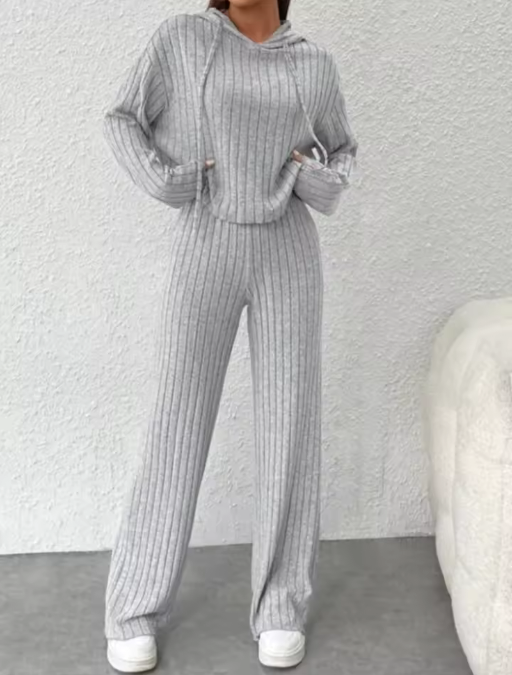 RIBBSTICKAT MYSSET MED HOODIE & VIDA BYXOR